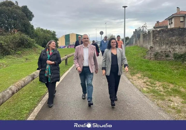 El consejero de Fomento, Roberto Media, y la alcaldesa de Cartes, Lorena Cueto, han visitado varias obras en el municipio | Foto: Radio Studio
