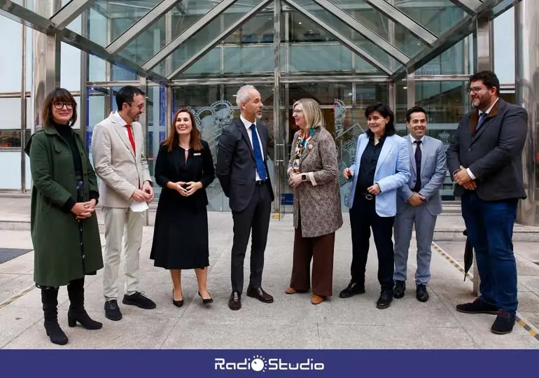 El consejero Sergio Silva junto a su equipo antes de presentar el presupuesto de su departamento | Foto: Gobierno