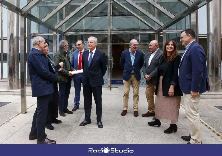 El consejero, junto a su equipo, tras presentar los presupuestos de la Consejer&iacute;a de Industria para 2026 en la sede del Gobierno, en Pe&ntilde;a Herbosa | Foto: Gobierno