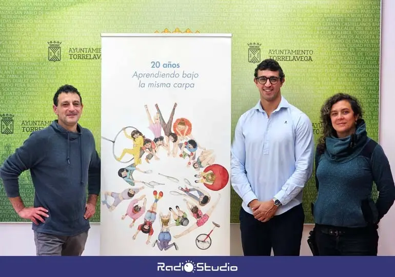Javier Amigo y Elena Umlauff, de la Escuela de Circo de Torrelavega, junto a Nacho Gonz&aacute;lez | Foto: Ayuntamiento