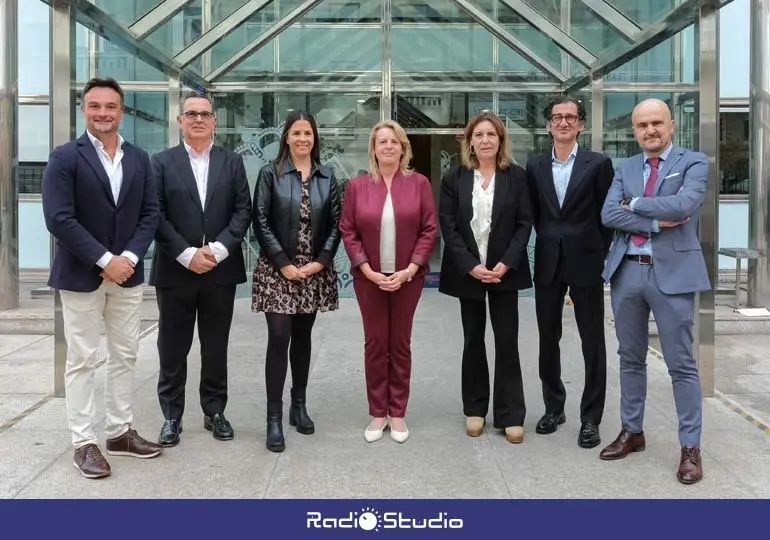 La consejera con los miembros de su equipo, en la sede Pe&ntilde;aherbosa | Foto: Gobierno
