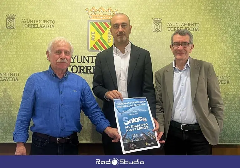El alcalde de Torrelavega, Javier L&oacute;pez Estrada, acompa&ntilde;ado por el concejal de Industria y Patrimonio, Pedro P&eacute;rez Noriega, y por el presidente de la Red de Patrimonio Industrial de Cantabria, V&iacute;ctor Moreno | Foto: Radio Studio