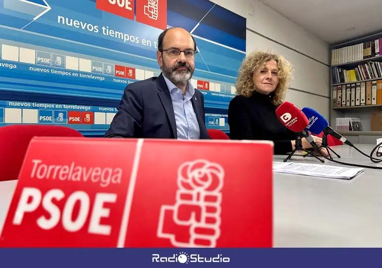 Jos&eacute; Luis Urraca y Patricia Portilla en la sede del partido en Torrelavega | Foto: PSOE