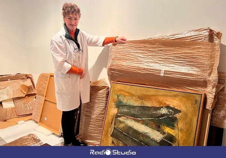 La doctora en Bellas Artes, Pilar Bustinduy, es la encargada de realizar el informe sobre el estado de las obras de la Colecci&oacute;n Robayera.