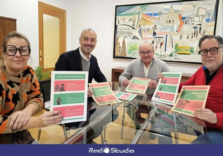 El alcalde, Javier L&oacute;pez Estrada, acompa&ntilde;ado por la concejal de Comercio y Turismo, Cristina Garc&iacute;a Vi&ntilde;as; por el presidente de APEMECAC, Miguel Rinc&oacute;n; y el p&aacute;rroco de la Iglesia de La Asunci&oacute;n, Juan Carlos Rodr&iacute;guez; han dado a conocer esta propuesta | Foto: Ayuntamiento