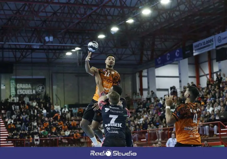 Junior Scott anota por encima del defensor | Foto: BM Torrelavega