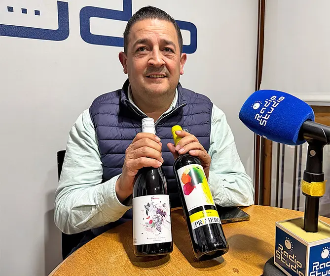 Carlos del R&iacute;o nos muestra la botella del Primero de Fari&ntilde;a de 2025