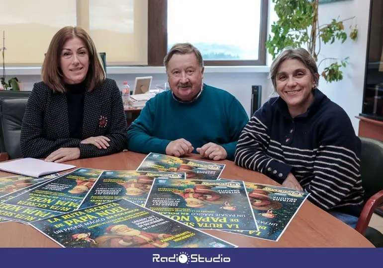 La alcaldesa junto a concejales muestran el cartel anunciador de la Ruta Secreta de Pap&aacute; Noel | Foto: Ayuntamiento