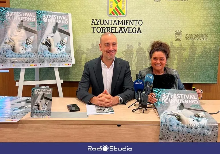 Javier L&oacute;pez Estrada y Esther V&eacute;lez durante la presentaci&oacute;n del 37&ordm; Festival de Invierno de Torrelavega.