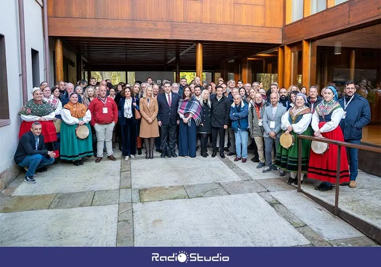 Foto de familia de las autoridades junto a los representantes de la Asociaci&oacute;n de los Pueblos M&aacute;s Bonitos de Espa&ntilde;a, reunidos en Santillana del Mar.