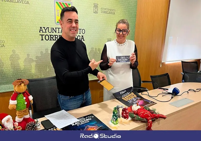 Ra&uacute;l Alegr&iacute;a aprovech&oacute; la presentaci&oacute;n del Circo de Navidad y Cabaret Oassis para sorprender con un nuevo truco de magia.