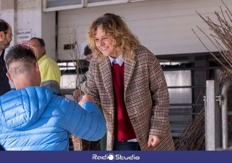 Imagen de archivo de la entrega de la Campa&ntilde;a del &aacute;rbol del a&ntilde;o pasado | Foto: PSOE Torrelavega
