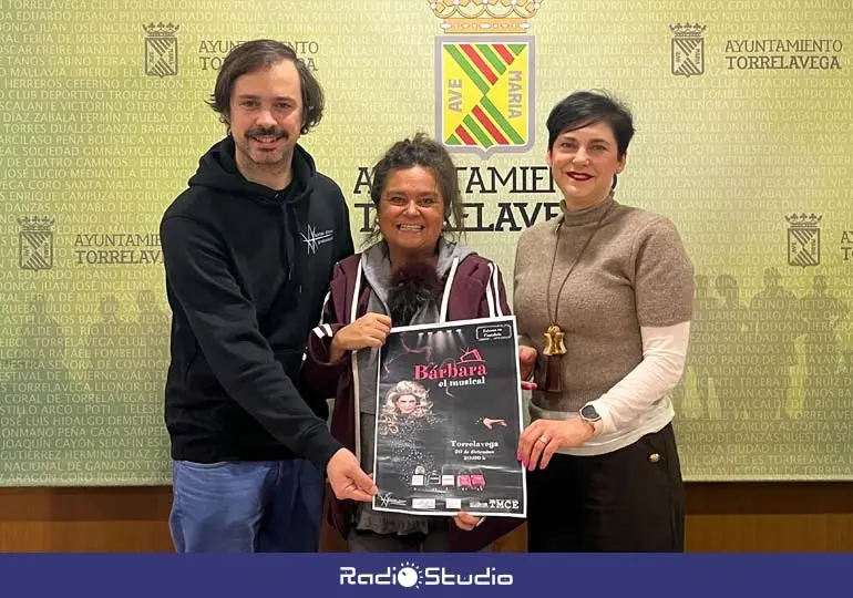 Adri&aacute;n Alonso, Esther V&eacute;lez y Bego&ntilde;a Ag&uuml;ero han invitado a los vecinos a disfrutar de esta obra, eso s&iacute;, obligatorio llevar una prenda rosa fucsia | Foto: Radio Studio
