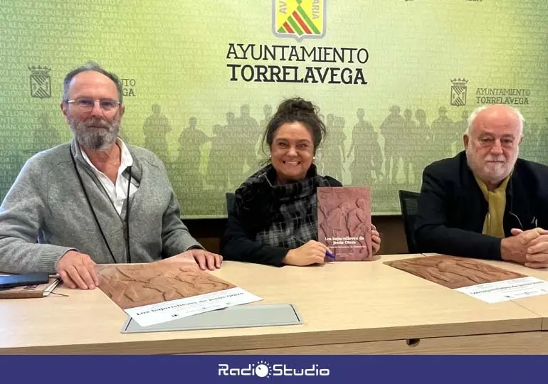 La concejal de Cultura de Torrelavega, Esther V&eacute;lez, acompa&ntilde;ada por Javier G&oacute;mez-Acebo y Jes&uacute;s Ortiz | Foto: Radio Studio