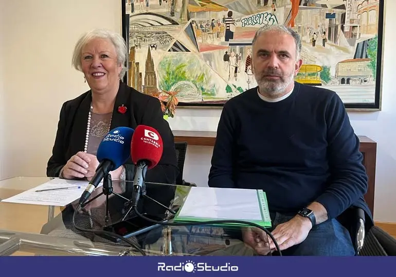 La presidenta del Consejo de Administraci&oacute;n de Aguas Torrelavega, Blanca Rosa G&oacute;mez Morante; y Jos&eacute; Luis Santos, jefe del Servicio de Recogida | Foto: Radio Studio