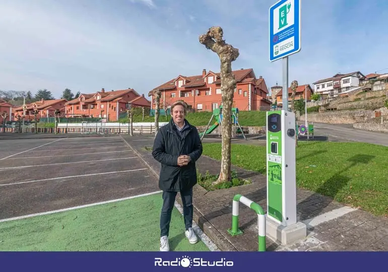 Pablo Diestro junto a uno de los puntos de recarga | Foto: Ayuntamiento de Reoc&iacute;n