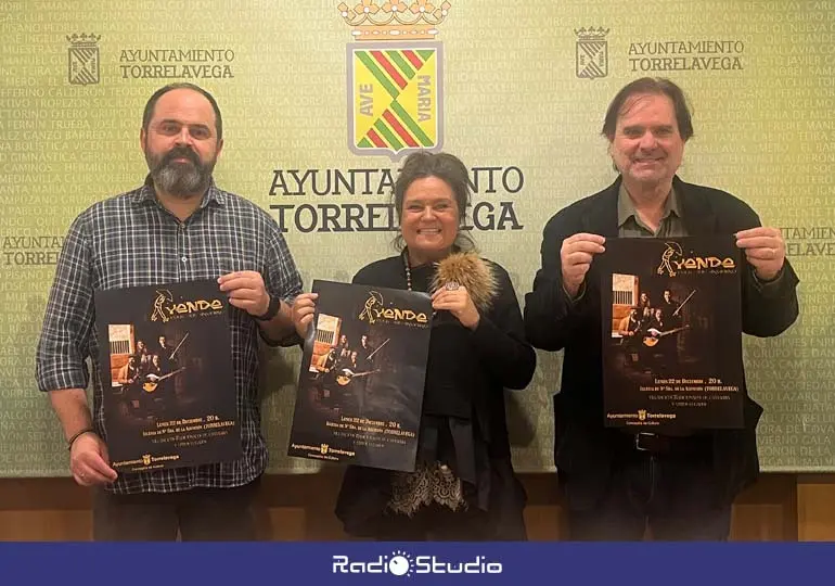 Nico Toral (izquierda) y Marcos B&aacute;rcena (derecha) acompa&ntilde;an a la concejala | Foto: Radio Studio