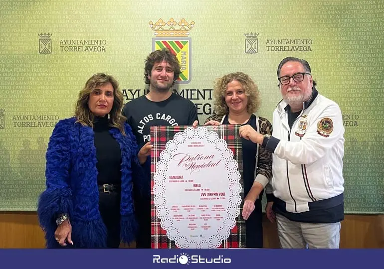 La concejala de Festejos de Torrelavega, Patricia Portilla, junto a uno de los organizadores del evento, Emilio P&eacute;rez; Miguel Rinc&oacute;n, presidente de APEMECAC; y Asunci&oacute;n Merino, vicepresidenta de EmTorre, han presentado el cartel | Foto: Radio Studio