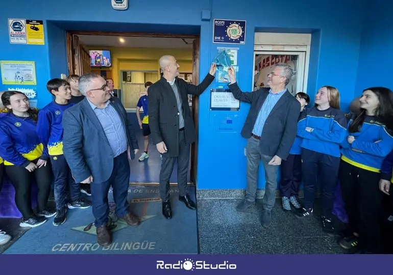 El alcalde de Torrelavega, Javier L&oacute;pez Estrada, y el jefe provincial de la DGT, Jos&eacute; Miguel Tolosa, descubrieron la placa acreditativa | Foto: El Salvador