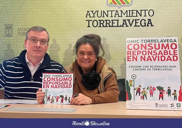 La concejal de Consumo, Esther V&eacute;lez, y el director de la Oficina Municipal de Informaci&oacute;n al Consumidor de Torrelavega (OMIC), Francisco Bautista | Foto: Radio Studio