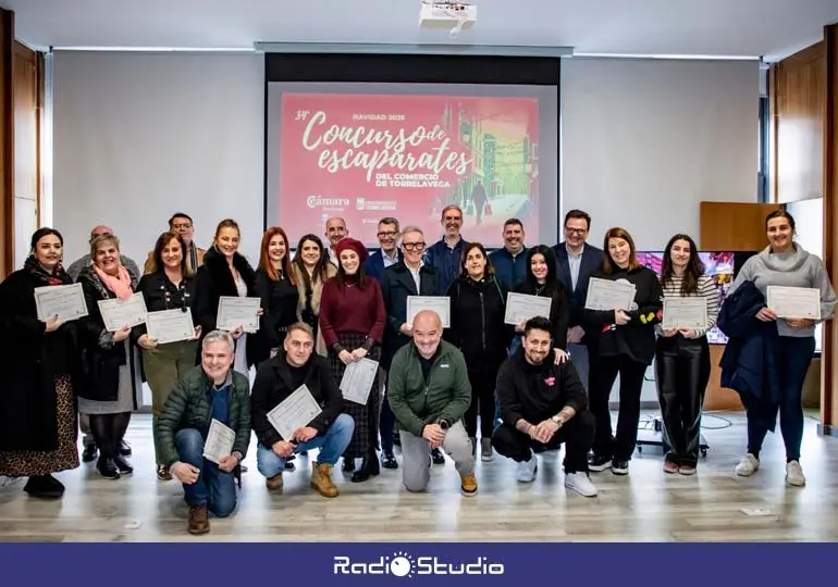 Foto de familia con los premiados en el Concurso de Escaparates | Foto: C&aacute;mara Torrelavega