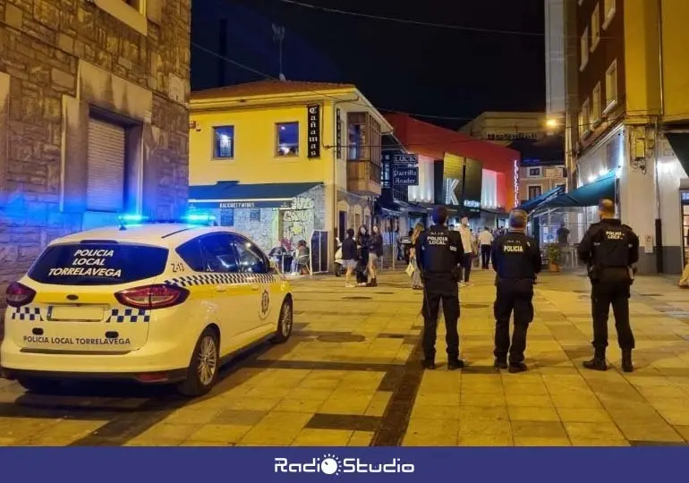 Imagen de archivo de varios agentes de la Polic&iacute;a Local patrullando en la Zona de Vinos | Foto: Polic&iacute;a