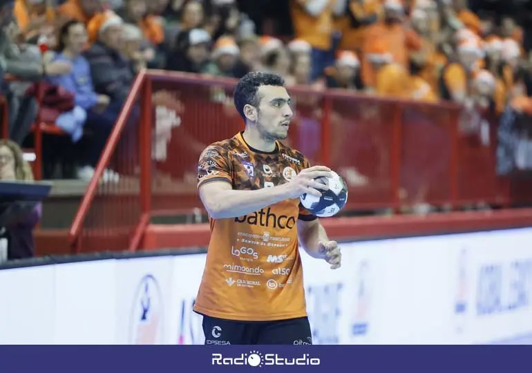 Andr&eacute;s Moyano ampl&iacute;a su vinculaci&oacute;n con el BM Torrelavega dos temporadas m&aacute;s | Foto: BMT