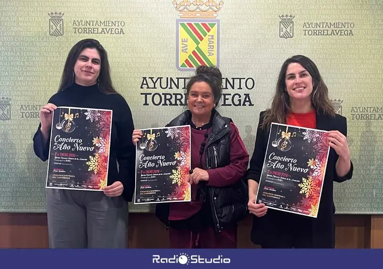 La concejal de Cultura de Torrelavega, Esther V&eacute;lez, junto a la directora de la Orquesta Sinf&oacute;nica del Cant&aacute;brico, Paula Sumillera, y la violinista Paloma Cuevas | Foto: Radio Studio