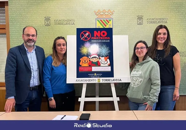 El concejal de Sanidad, Jos&eacute; Luis Urraca, ha presentado la Campa&ntilde;a 'No a la pirotecnia' acompa&ntilde;ado de Estela Canales, gerente de APTACAN Autismo Cantabria; Paula Abascal, del Refugio Canino Torres, y Lara Torre, de Gatucos Torrelavega | Foto: Radio Studio