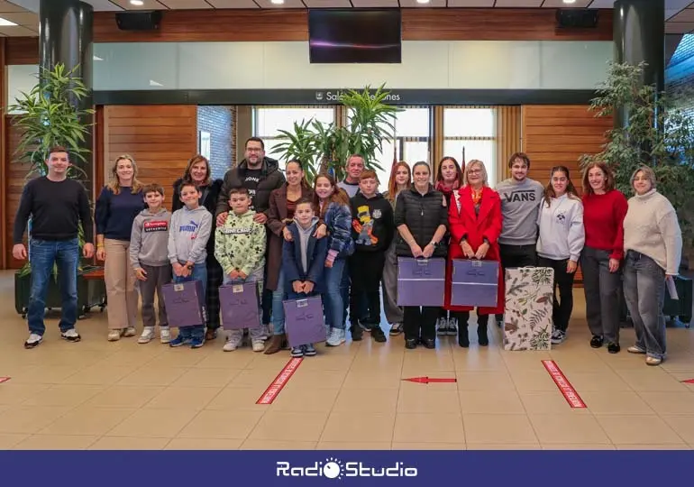 Ganadores del segundo concurso de decoraci&oacute;n navide&ntilde;a junto a la alcaldesa y miembros del jurado | Foto: Ayuntamiento