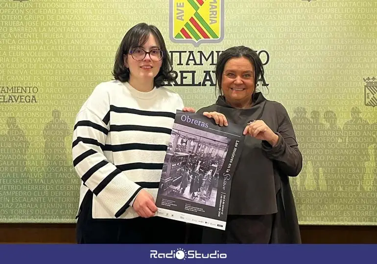 La comisaria de la exposici&oacute;n, Sara del Hoyo, y la concejala de Cultura, Esther V&eacute;lez, presentan la muestra | Foto: Radio Studio