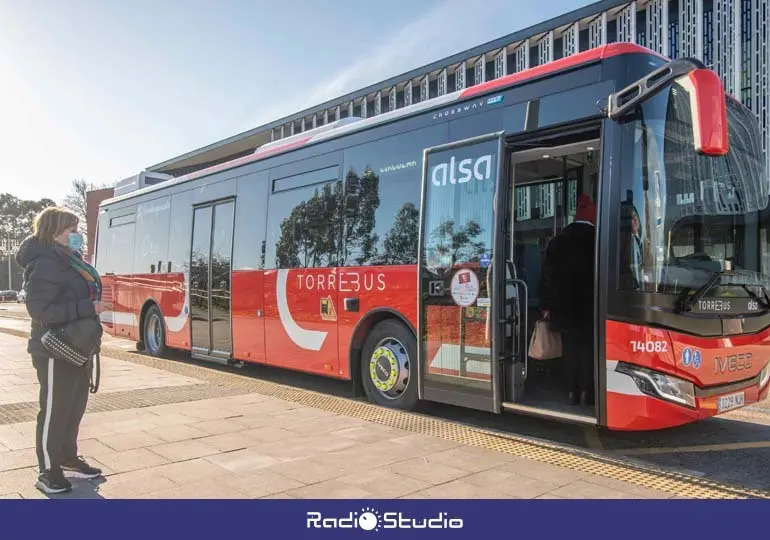 Uno de los autobuses de la nueva flota en su parada de Sierrallana | Foto: Ayuntamiento