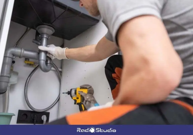 Un fontanero realizando trabajos | Foto: C&aacute;mara Torrelavega