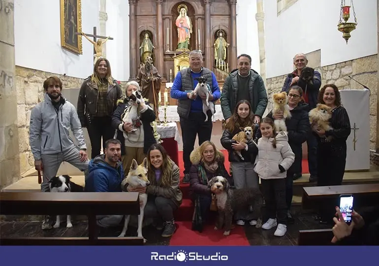 Bendici&oacute;n de las mascotas en la iglesia de Oru&ntilde;a de Pi&eacute;lagos.