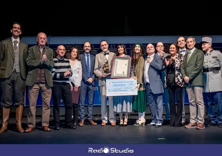 Juanjo Artero recogi&oacute; el Premio Duende Zahor&iacute; junto sus compa&ntilde;eros de reparto, y las autoridades.