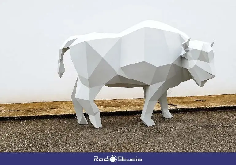 Uno de los cinco bisontes que decorar&aacute;n las calles torrelaveguenses | Foto: Otaru Esculturas
