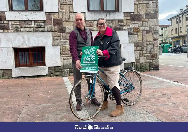 La concejal de Comercio, Ferias y Mercados, Cristina Garc&iacute;a Vi&ntilde;as, acompa&ntilde;ada de Germ&aacute;n Busqu&eacute;, de la Asociaci&oacute;n Rec&iacute;clate YA, ha presentado la Feria | Foto: Radio Studio