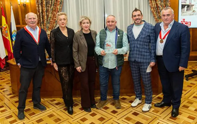 Irene, Fran, Fernando y Marta, del Pucheru 4 Almas, tras recoger el premio