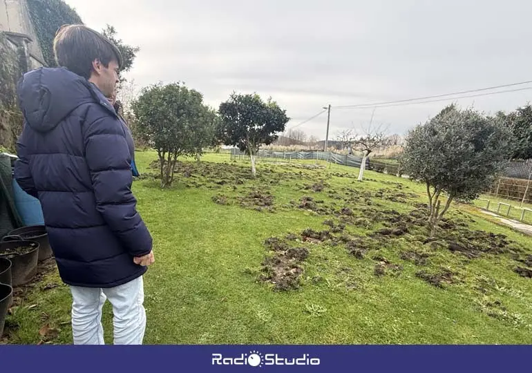 El concejal de Salud P&uacute;blica, Borja Sainz, en uno de los espacios destrozados por los jabal&iacute;es | Foto: Ayuntamiento