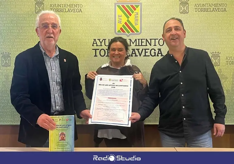 Esther V&eacute;lez, junto a los representantes de la Sociedad C&aacute;ntabra de Escritores, Marino P&eacute;rez Avellaneda y Fernando del R&iacute;o | Foto: Radio Studio