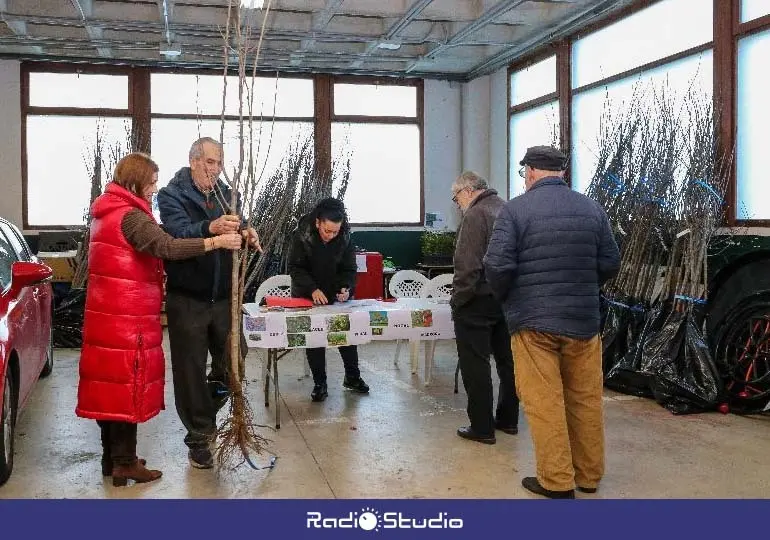 La alcaldesa, Rosa D&iacute;az, y la concejal de Medio Ambiente, Isabel Herrera, durante el reparto de los &aacute;rboles de la campa&ntilde;a Polanco Verde | Foto: Ayuntamiento