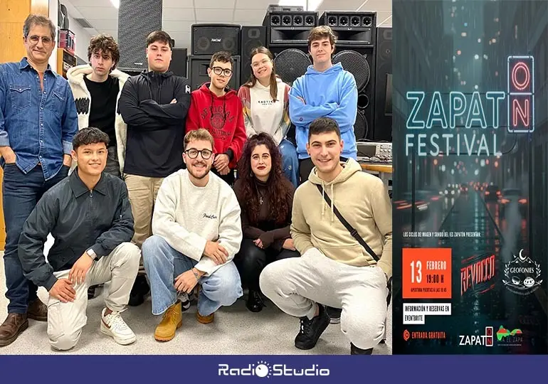 Grupo de alumnos para los que el festival ZapatON ser&aacute; una fiesta y un examen, junto al profesor y el cartel del evento.