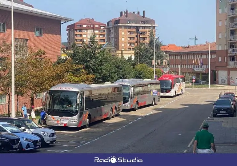 Parada en el exterior de la estaci&oacute;n de autobuses de Torrelavega | Foto: MMB