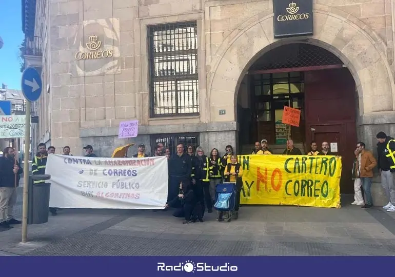 Concentraci&oacute;n de trabajadores de Correos en Torrelavega este 12 de febrero | Foto: Correos