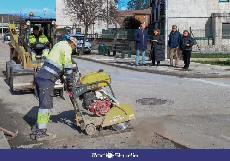 La alcaldesa, Rosa D&iacute;az, y los concejales de Obras y Barrios, Avelino Rodr&iacute;guez Muriedas y Fernando Sa&ntilde;udo P&eacute;rez,&nbsp; comprobado el desarrollo de los trabajos de bacheo | Foto: Ayuntamiento