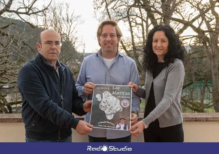 . El alcalde, Pablo Diestro, y la representante de la asociaci&oacute;n El Pleito de los Nueve Valles, Elisa Mateu, acompa&ntilde;ados por el concejal de Cultura, Fernando Callejo | Foto: Ayuntamiento