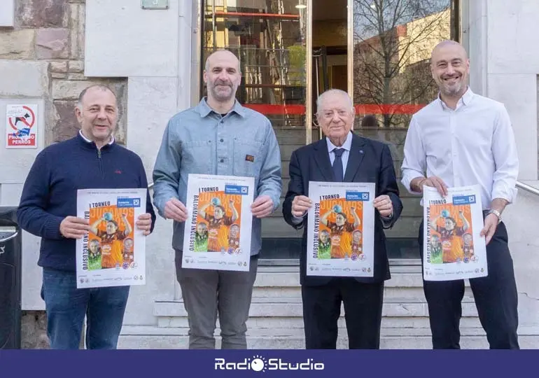 El alcalde de Torrelavega, Javier L&oacute;pez Estrada; acompa&ntilde;ado de Jorge P&eacute;rez, directivo del club naranja; Gaspar Laredo, presidente de la Fundaci&oacute;n Caja Cantabria; y Javier P&eacute;rez de la Vega, jefe de estudios del Colegio de Educaci&oacute;n Especial Fernando Arce | Foto: BMT