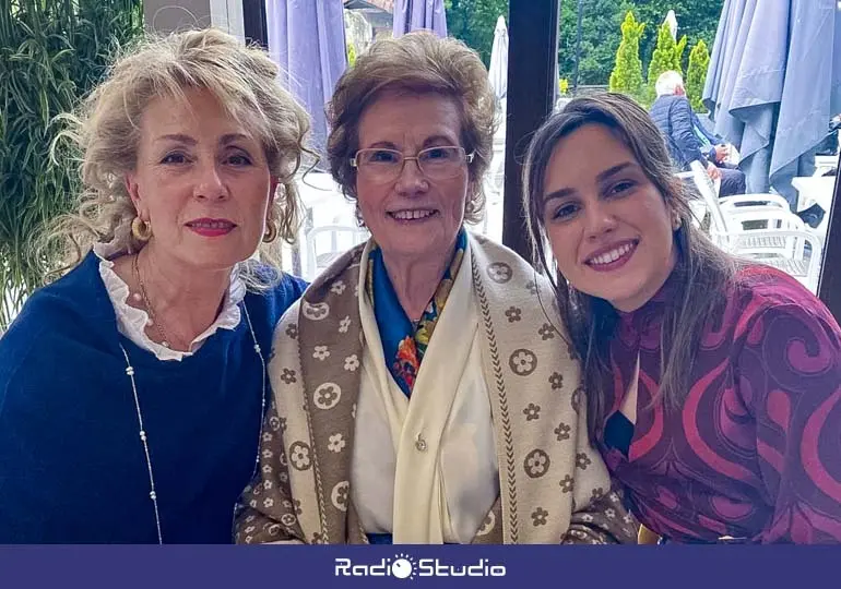 La Mujer Referente de Polanco de 2026, Mar&iacute;a Garc&iacute;a Tresgallo (en el centro junto a su hija y una de sus nietas) | Foto: Ayuntamiento