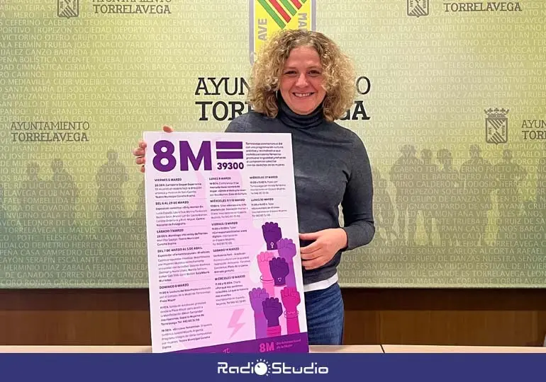 La responsable en materia de Igualdad en Torrelavega, Patricia Portilla, presenta la programaci&oacute;n | Foto: Radio Studio