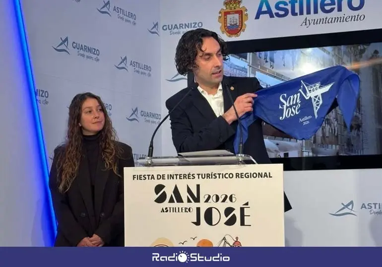 El alcalde de Astillero, Javier Fern&aacute;ndez Sober&oacute;n, acompa&ntilde;ado por la concejala de Festejos, Ana Ca&ntilde;as Dirube | Foto: Ayuntamiento